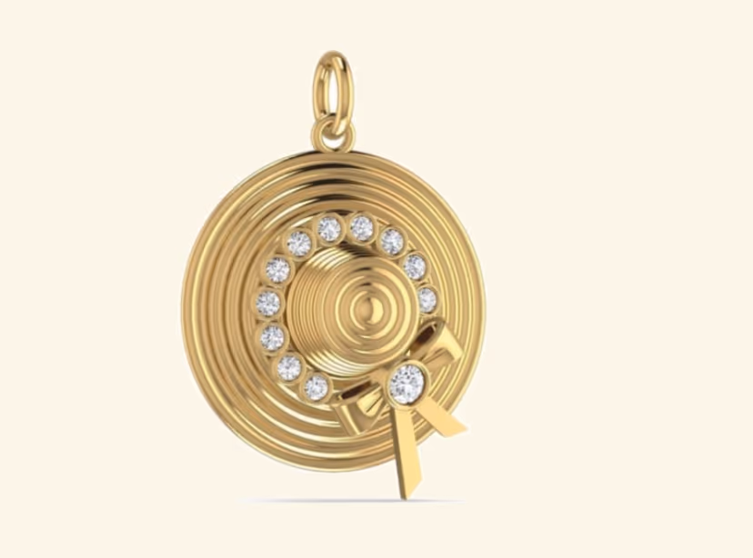 Sun-hat pendant with sculpted ribbed brim, pavé band and gold ribbon.